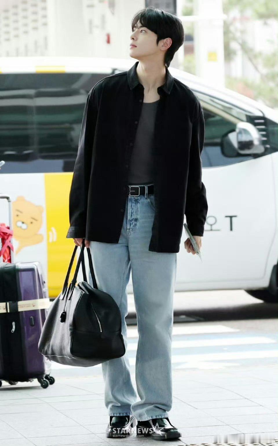车银优出发即将出席SAINTLAURENT2026春夏男装秀✨回春了？