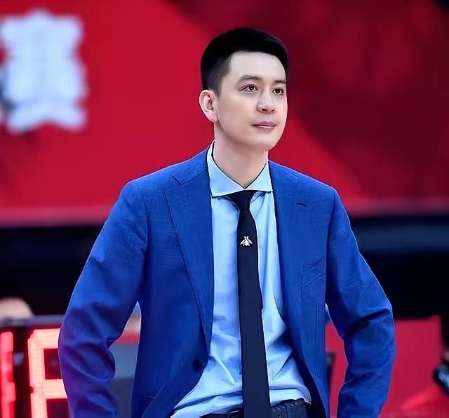 辽宁队不留情面，交易第一人揭晓，杨鸣是否回归悬念反转这个休赛期辽宁队的动作非