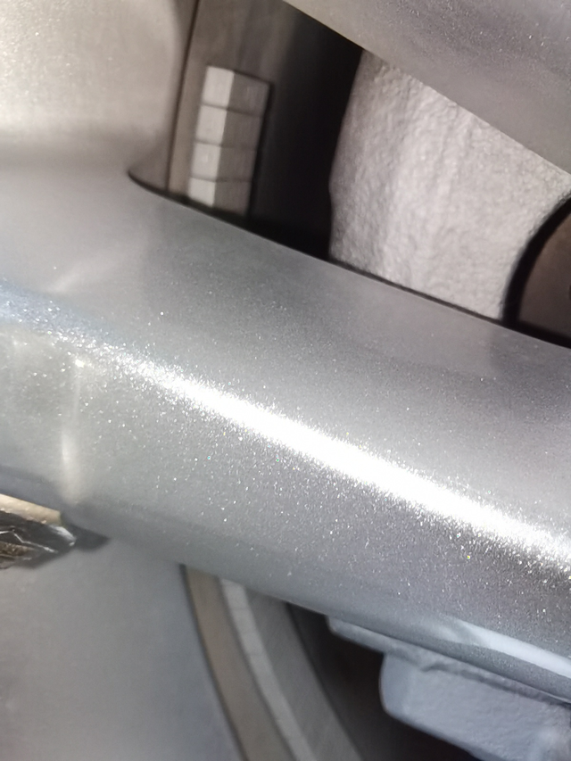 大家君威轮毂有多少平衡块一个轮毂30个平衡块。这代君威做工太粗糙