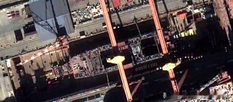 航母设计无非是在吨位和航速上做文章，直到看到达利安4号的纯垂直侧壁设计，才发现咱