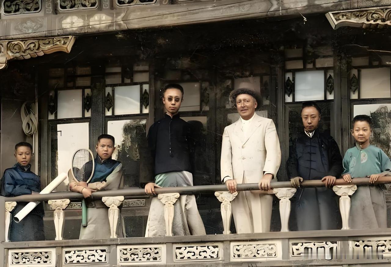 这张摄于1923年暮春的照片，定格了御花园万春亭二层的鲜活瞬间：17岁的溥仪戴着
