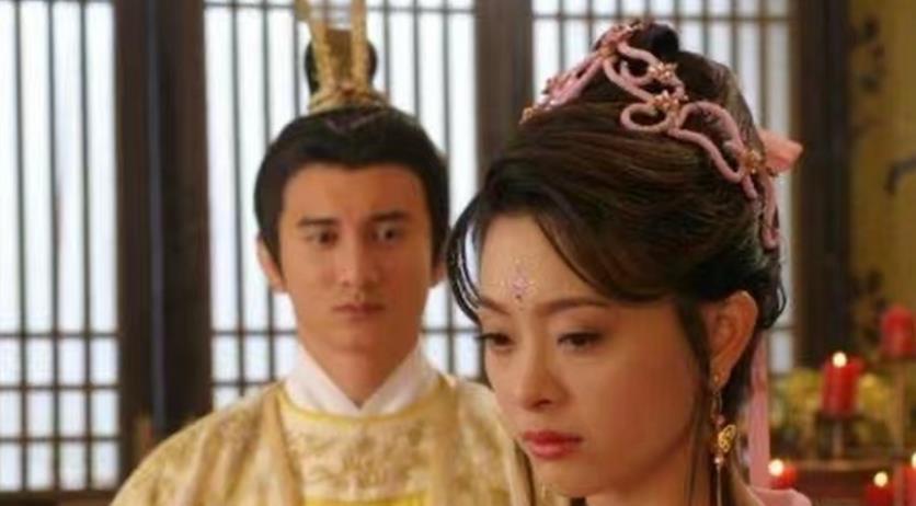 公元976年，宋太宗强行临幸小周后。不料完事后，小周后起身穿衣，竟发现10几个男