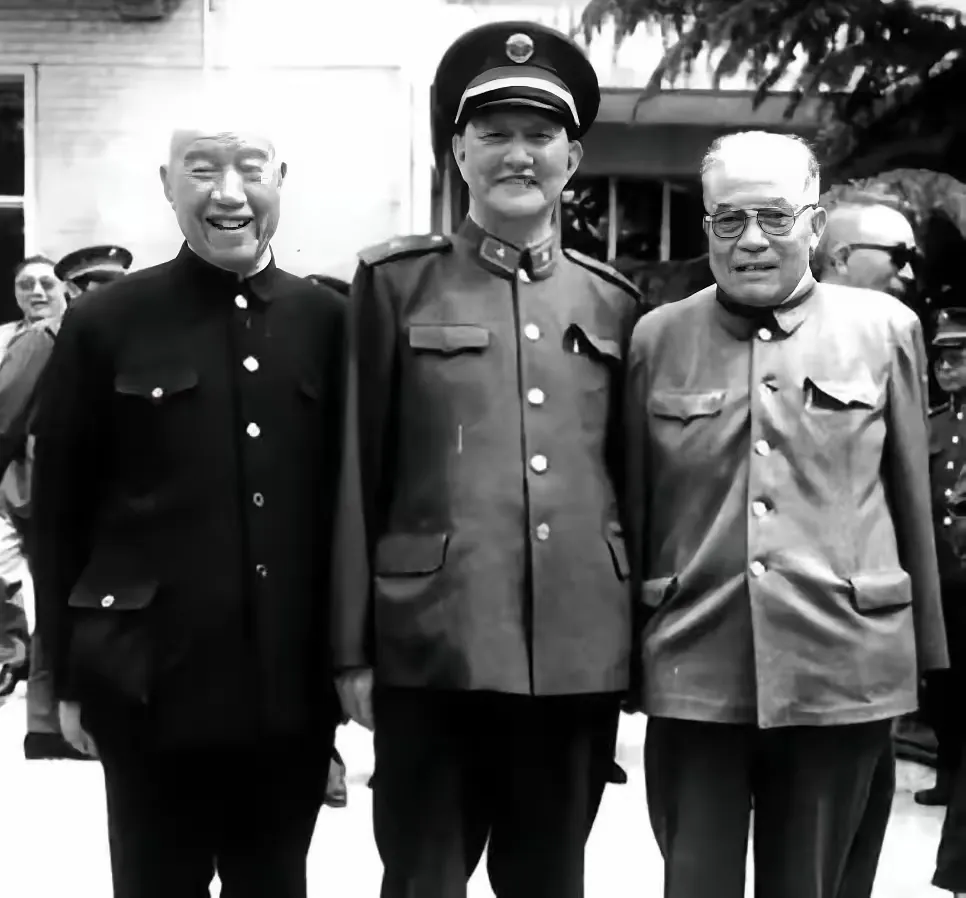 1962年寒冬，吉林农机厅厅长洪学智正弯腰扫着旧仓库的地面，铁门突然被拍响。一位