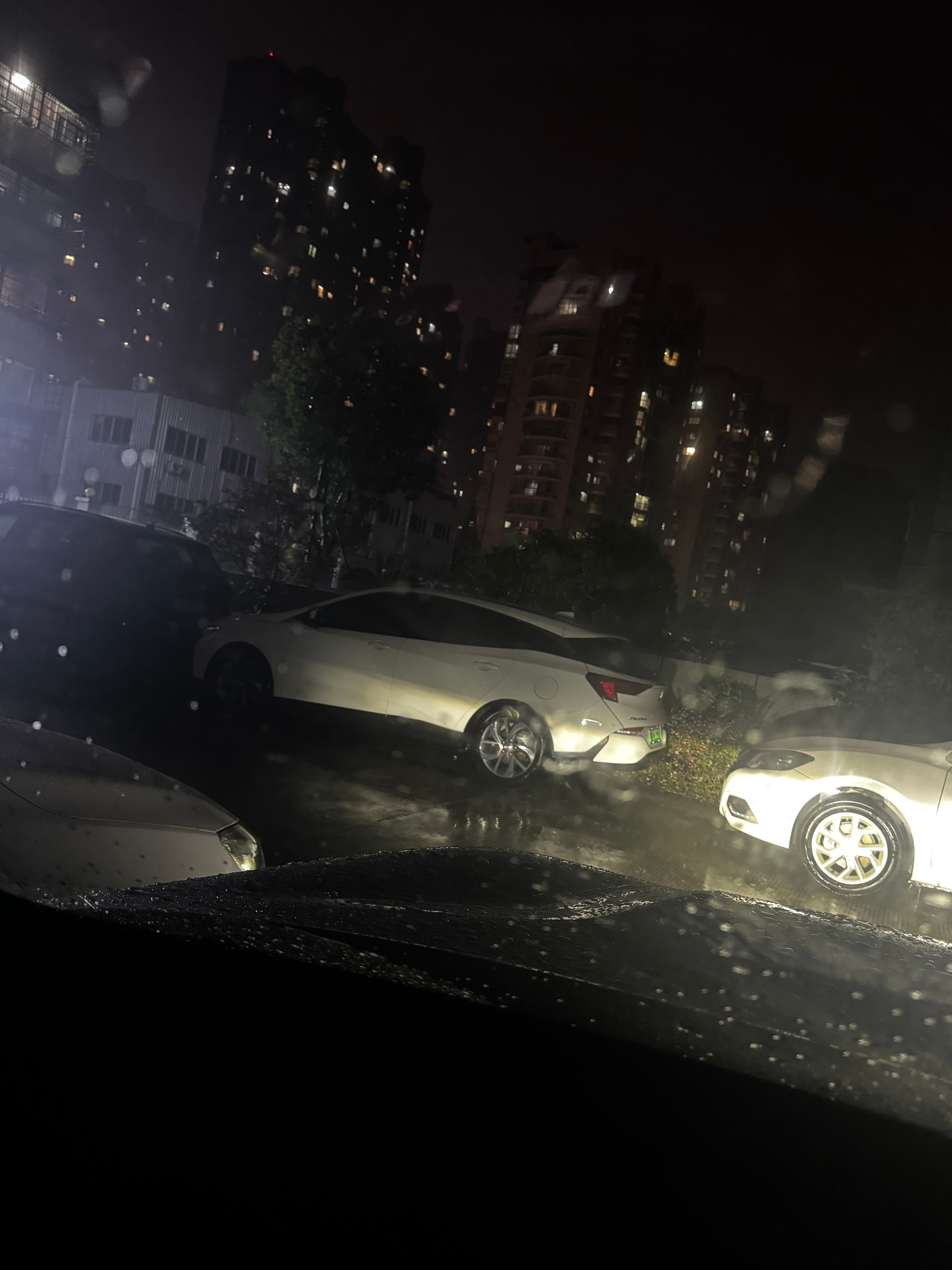 昨晚万幸，雨实在太大我怕地下室会被淹，加上其他车都从地下室开出去了，我等台风偏向