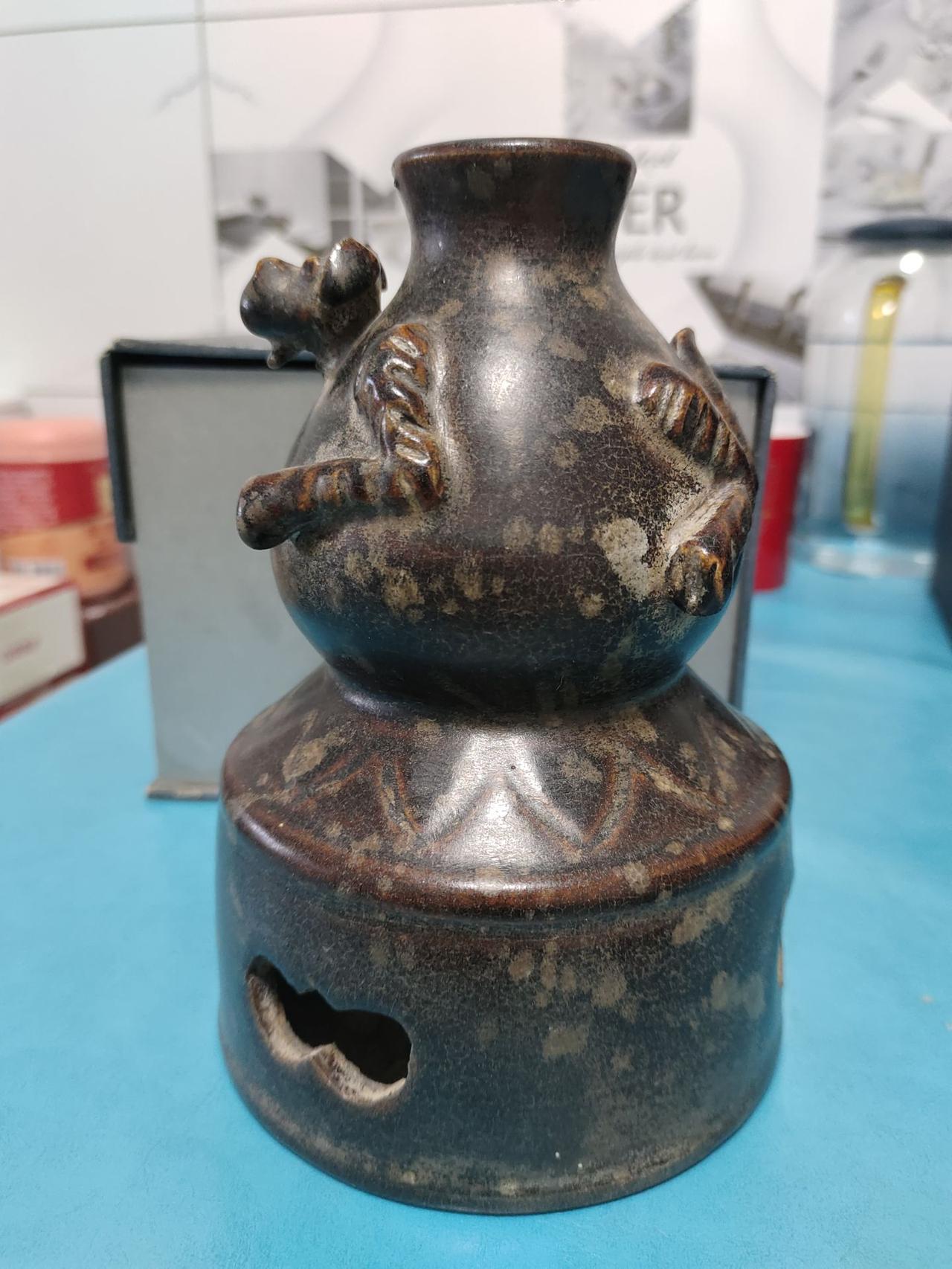 瓷品雅赏｜唐代鲁山花瓷瑞犬熏炉此件为唐代鲁山段店窑烧制的花瓷熏炉，属早期唐