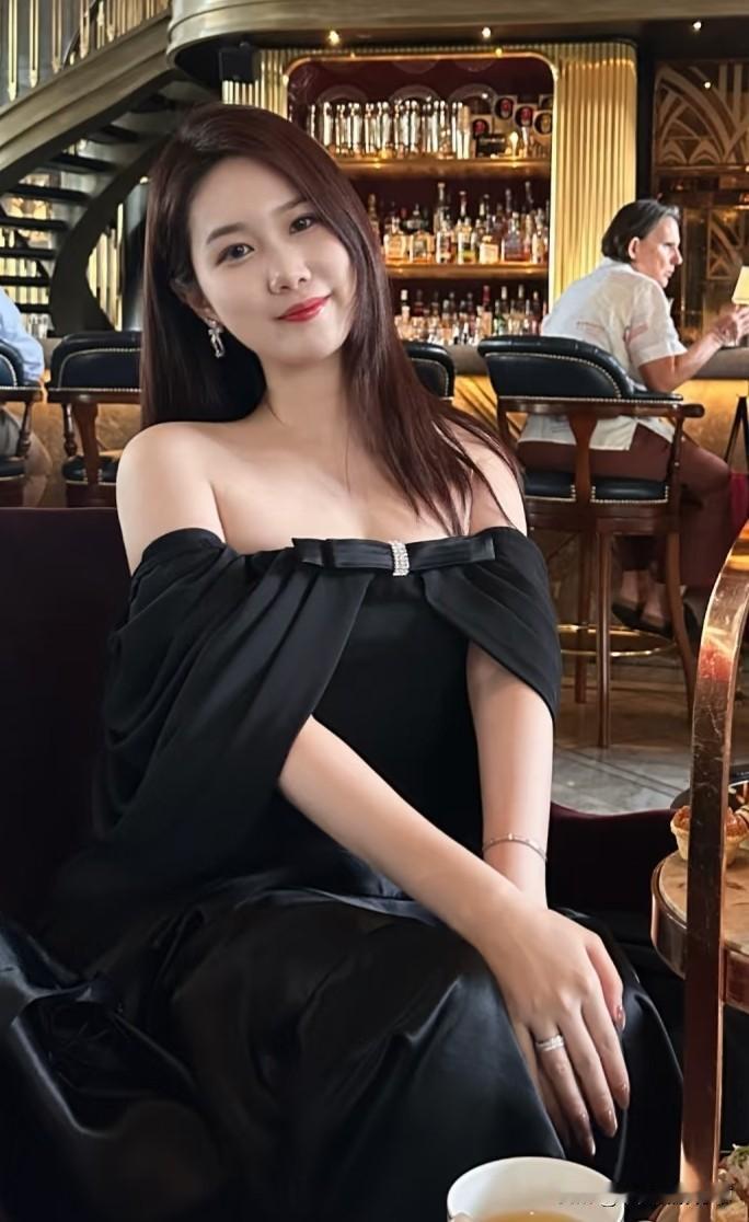 如何展现自己的女性魅力?什么样的女人，能让你眼前一亮穿搭如何自带高级感?女