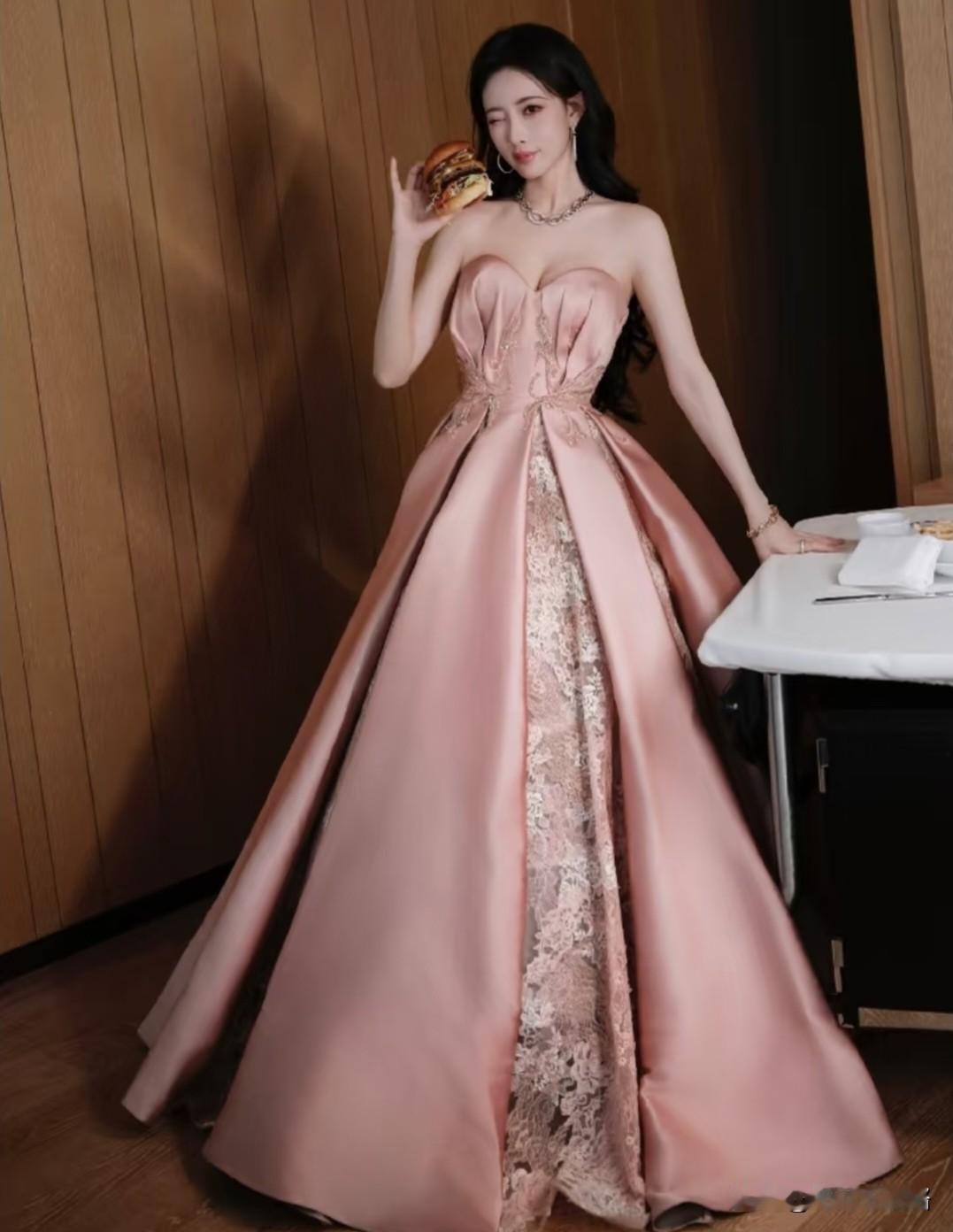 微博之夜刚结束，孟子义就被大家热议，不是靠礼服和合影，而是因为她直接抱走了4盒