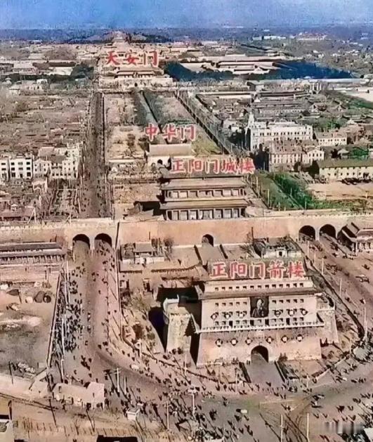这是天安门原来的样子，事实证明，梁思成和林徽因是有远见的人，可惜，在郭沫若的一再