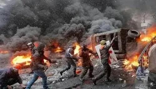 打了三年才懂：当初喊“别打了”的，才是藏得最深的明白人打了一千多天，炮弹比