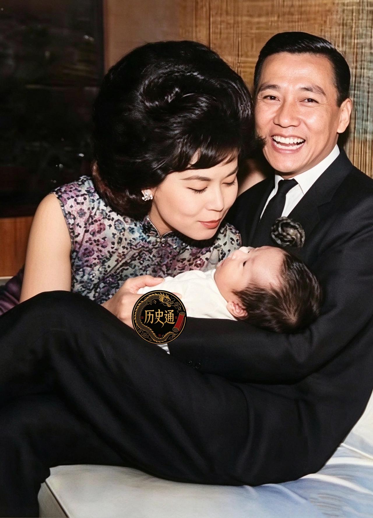 一张老照片，被看过的人都说像童话。画面里，四届亚洲影后林黛身着亮片旗袍，温柔俯身