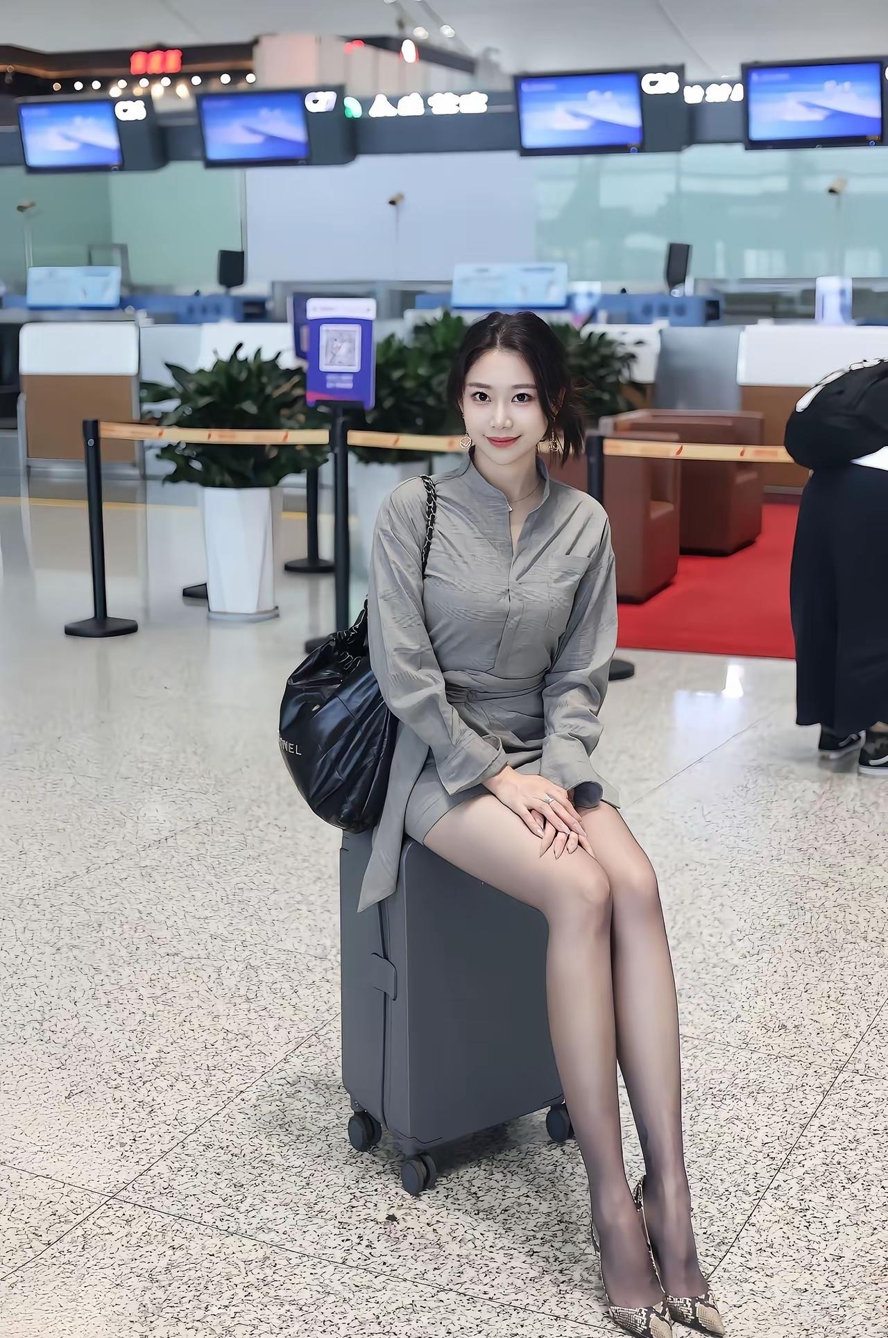 女生为什么喜欢穿黑袜子黑袜子和皮肤会形成强烈对比，会使得皮肤更白，黑丝是男人的最