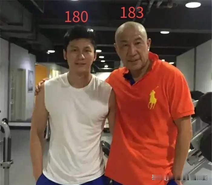 看来李晨的身高还是准，站在老戏骨石兆琪旁边也没有矮多少。这个67岁的老演员还是宝