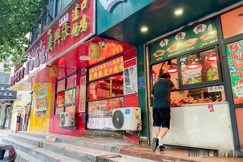 做卤鸡爪、卤肉挺赚钱的。有个乡镇大叔卖卤鸡爪，每天10-13点出摊3小时，月