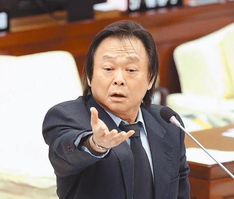 王世坚尴尬坏了！王世坚最近沉默了。那首《没出息》的歌带火了他，但大陆