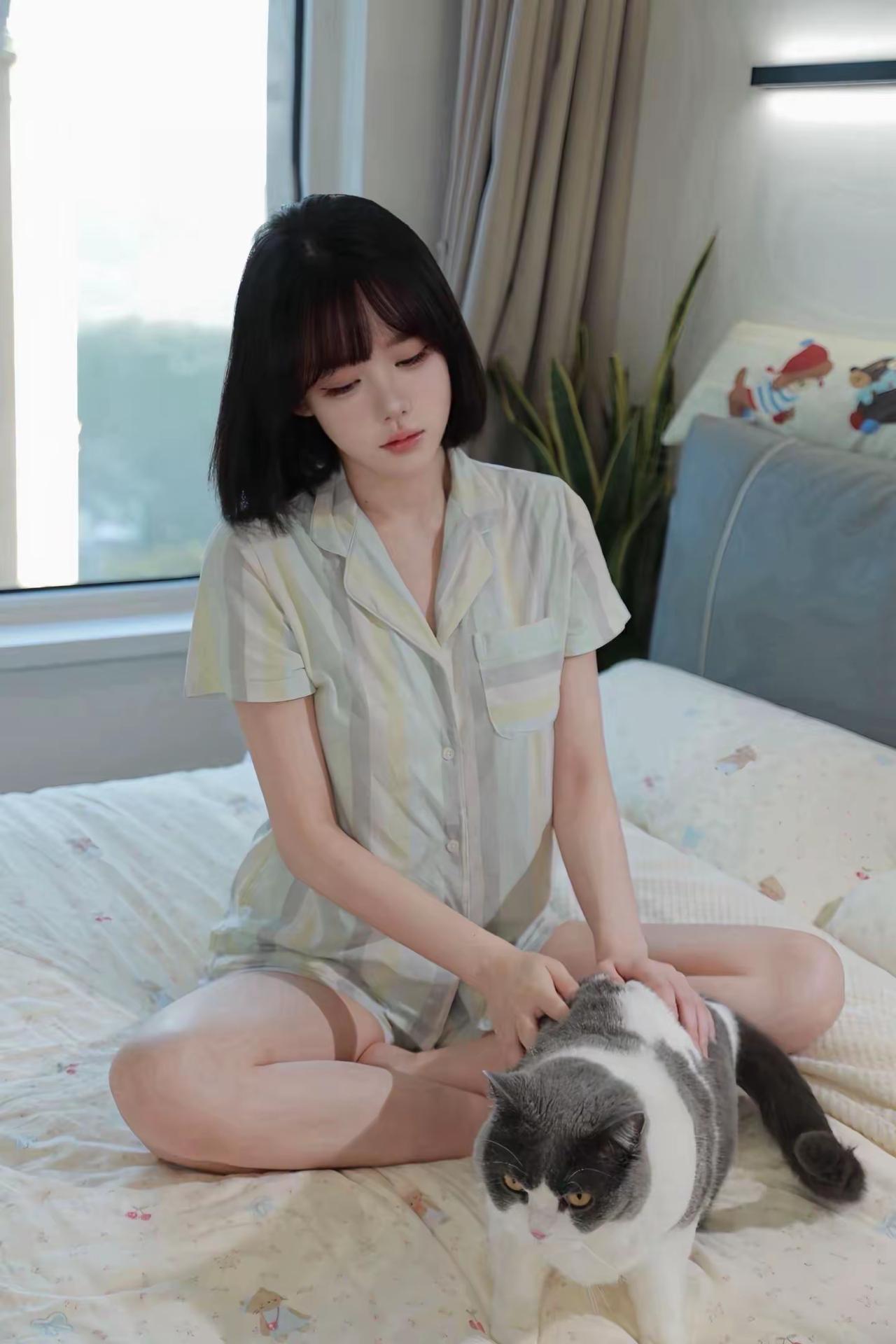 阳光正好，和猫咪窝在柔软的小窝里，慵懒又治愈，这大概就是最舒服的日常啦🐱