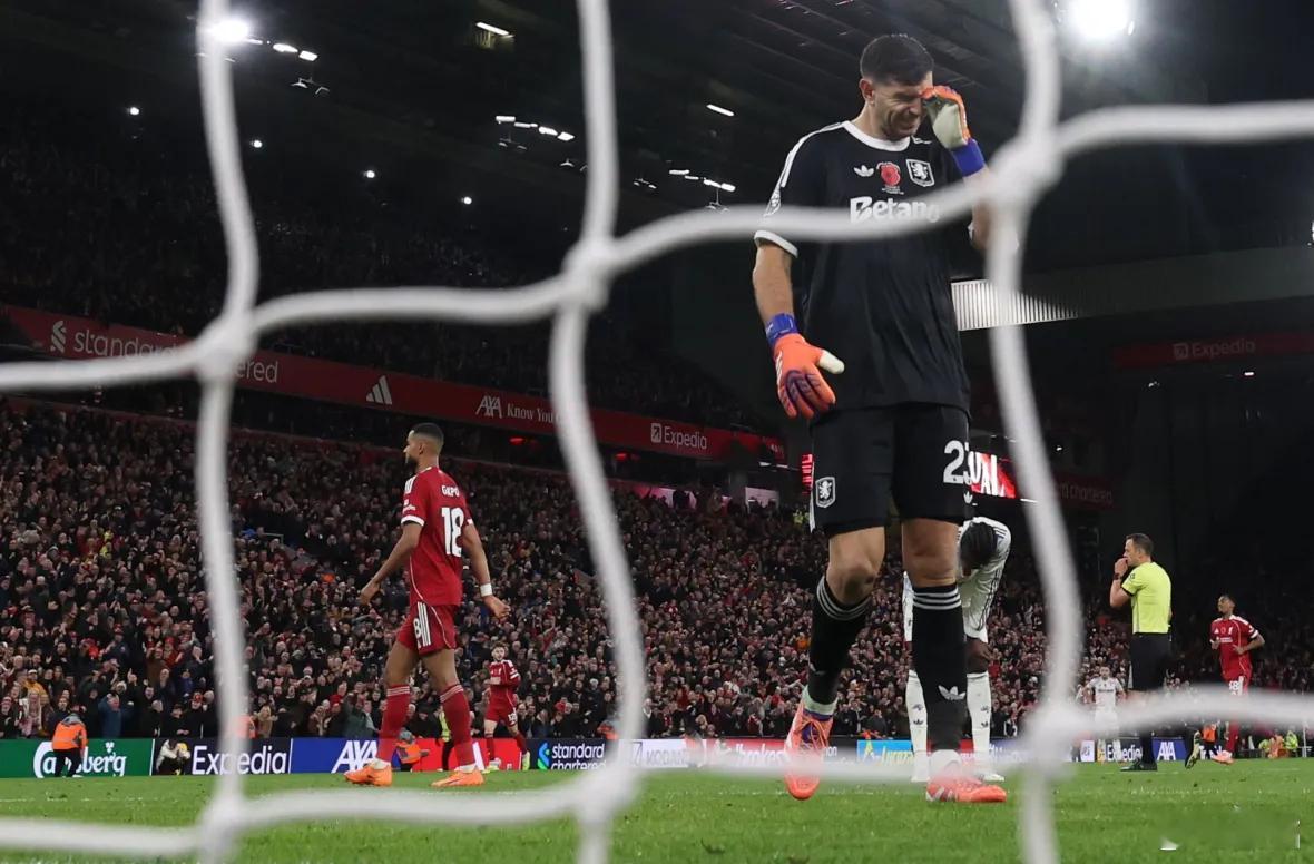 利物浦2比0维拉利物浦回到了老路上。昨晚斯洛特安排的首发，只有埃基蒂克一个是夏