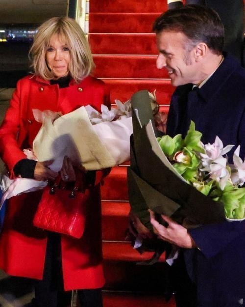 抢了马克龙的风光马克龙捏着刚签好的合作文件，凑到布丽吉特身边，压低声音假装抱