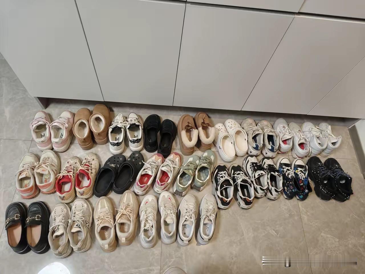 我简直不敢相信。今天我跟老公说我想买双鞋，老公说你不是有很多双鞋吗？我说没有啊