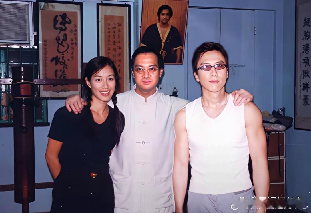 1999年甄子丹在教钟丽缇打拳。