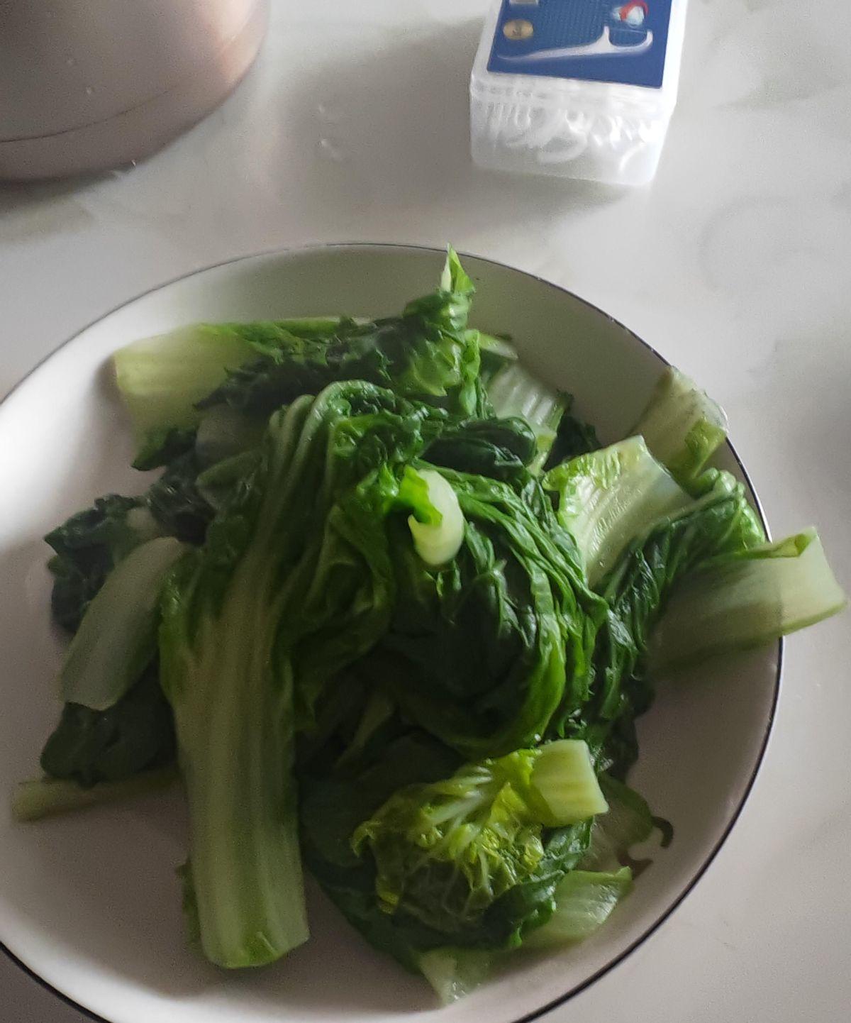 我昨天花十块钱买了把青菜，回家洗切炒，把第二天中午的饭也一起蒸好，才敢去上中班。