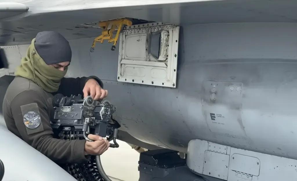 #烽火问鼎计划##每天认识一件兵器#乌克兰空军F-16部队正面临严重的空对空导弹短缺，一些白昼出击中