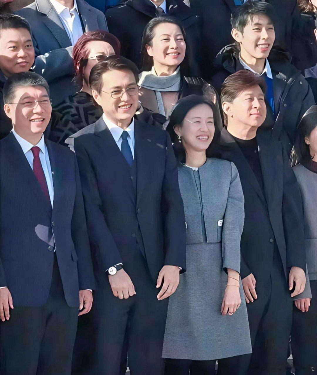 全天下我最羡慕的男人，当属靳东倒不是因为他有钱、名气大，而是他活得太清醒了！中戏