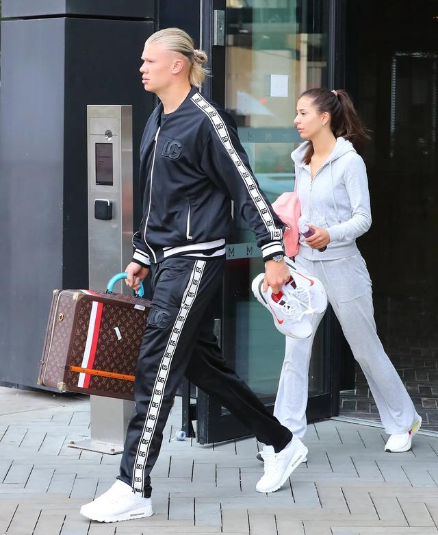 哈兰德和女友！这是先前有人拍到的挪威国足队员哈兰德和女友的照片，看上去哈兰德和