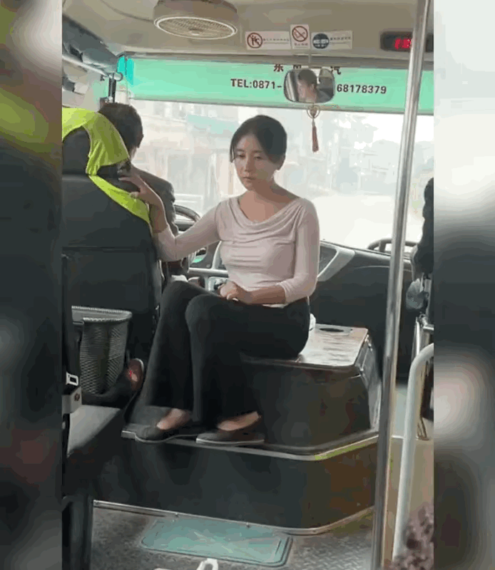 小姐姐坐的那个位置，是我小时候坐车最喜欢坐的位置，也不知道有没有同款。