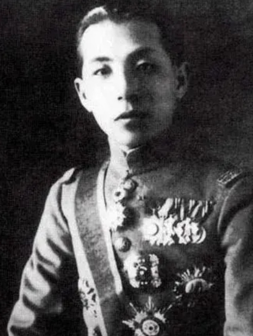 张学良最不被理解的一点是，他老爹张作霖被日本人炸死了，日本人打来了，他一枪不放就