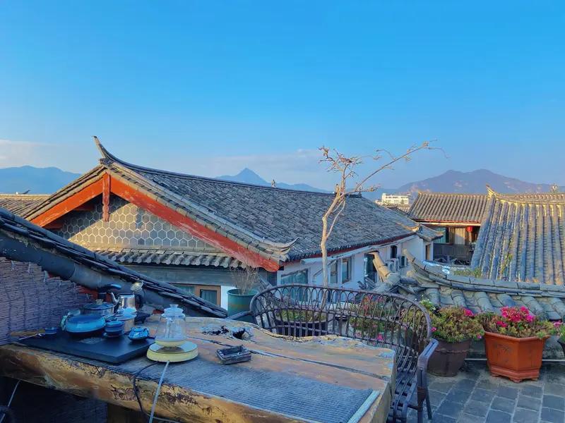刚退房，民宿老板拦住我，严肃地说床单有大片污渍，要扣200清洁费。我心里一惊