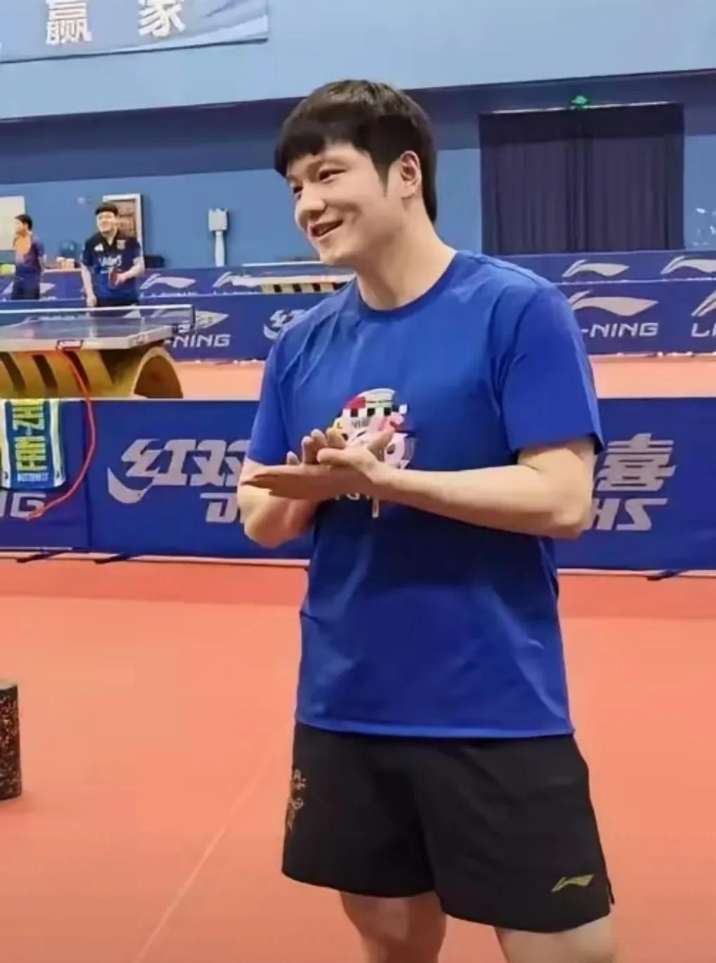 前国脚与陈梦一起参加节目，聊到樊振东后，自豪感根本藏不住！网友调侃:陈梦都没骄