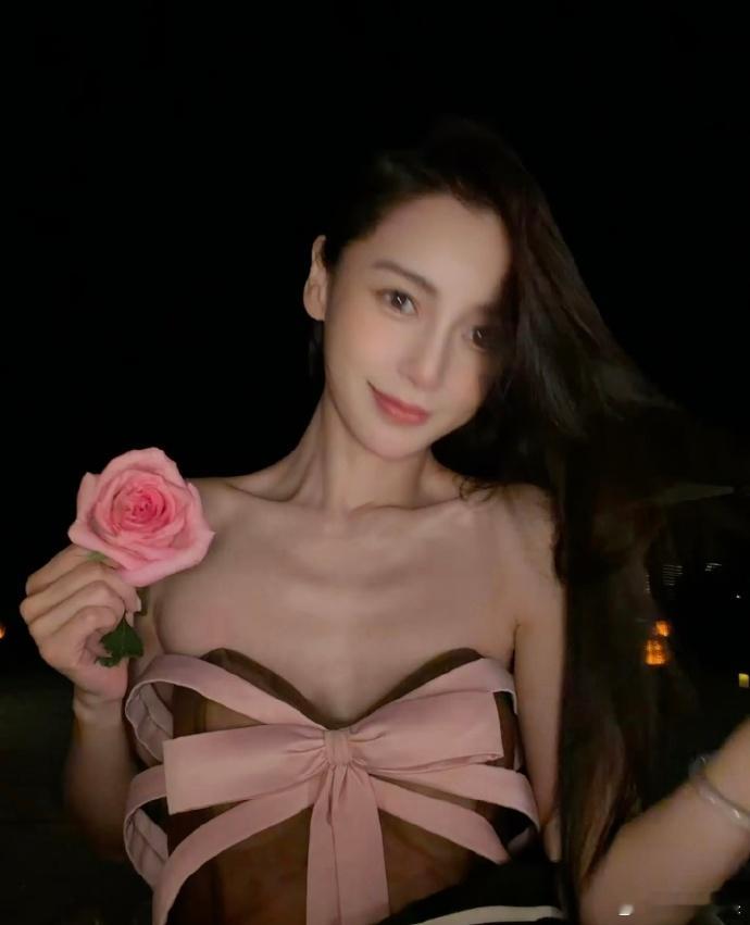 七夕的Angelababy拿玫瑰花自拍！玫瑰花和姐姐绝配呀玛雅太美了！！姐姐七