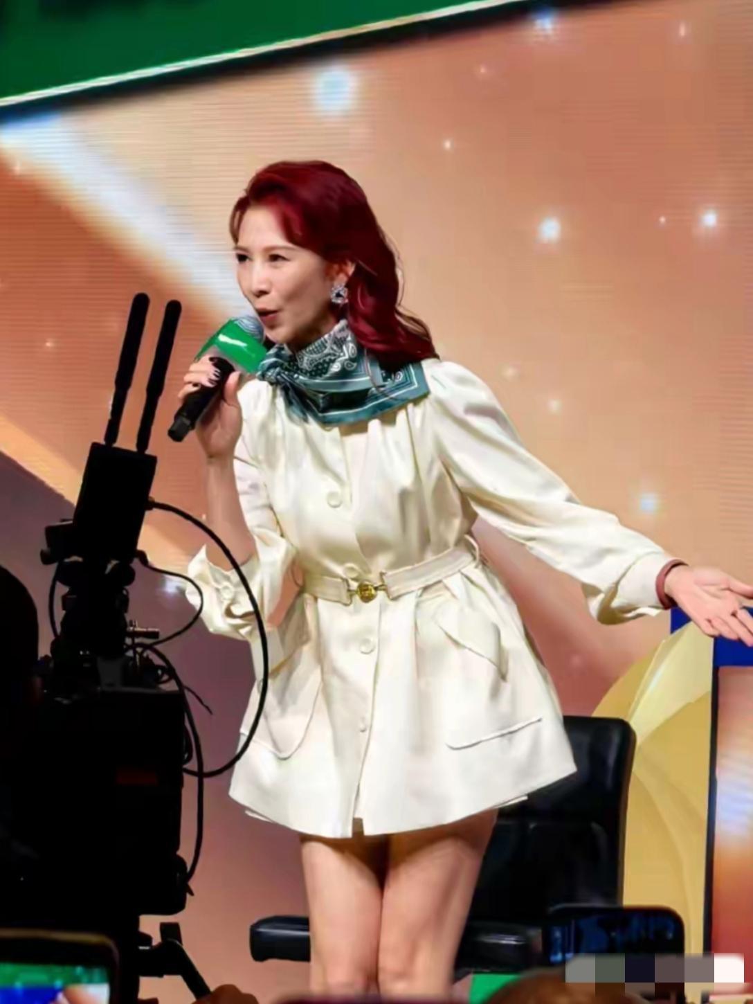 镜头中的蔡少芬虽然妆容精致但瘦骨伶仃，皮松肉垮，面颊塌陷，下巴长而后缩，嘴唇薄而