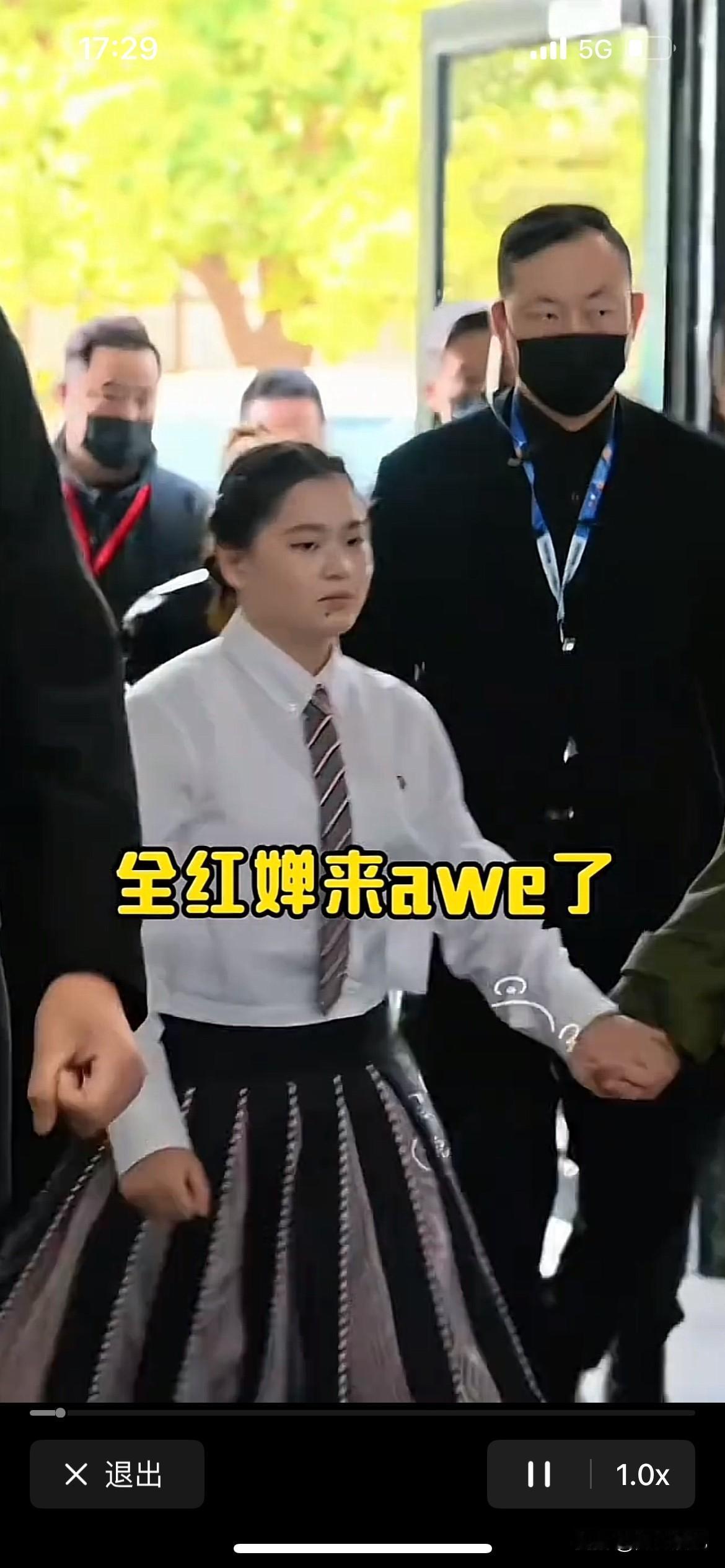 全红婵首次亮相，这个场面就是强大，看看粉丝保镖爆棚，人山人海，只为目睹全红婵这次