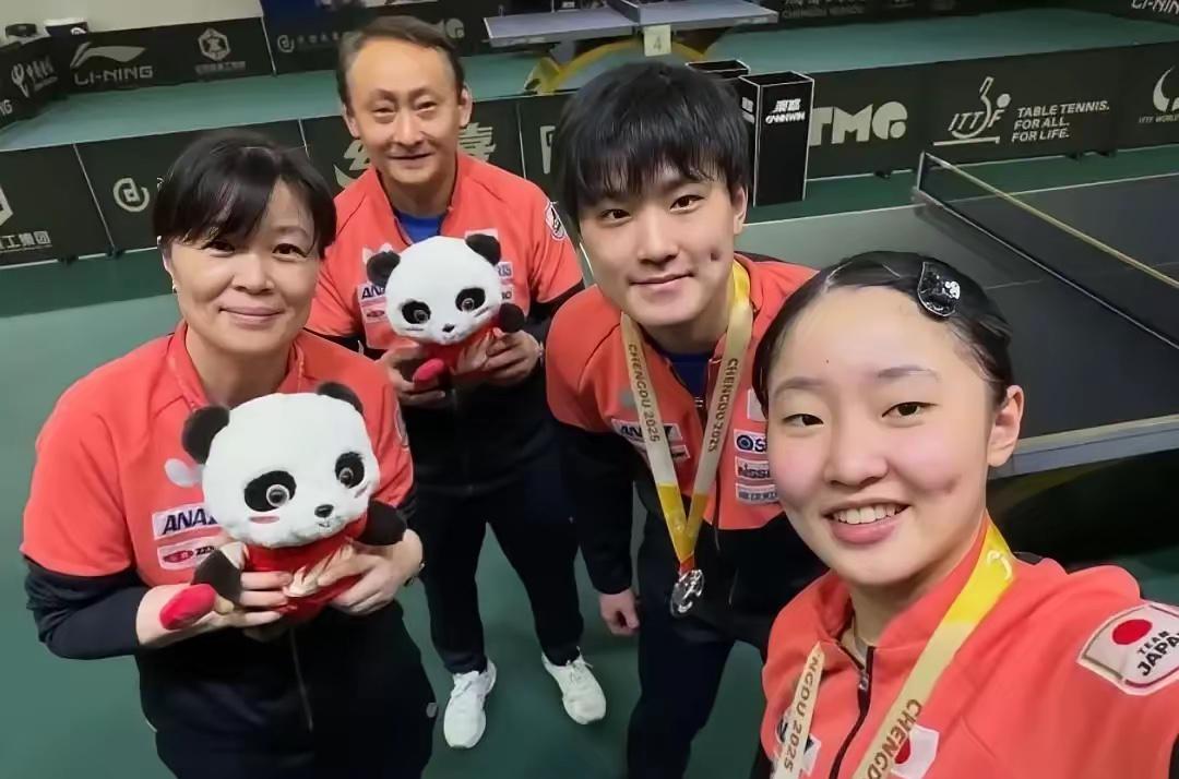 这下张本宇可真是彻底乐开花了！横滨冠军赛他儿子张本智和、女儿张本美和兄妹俩全都打