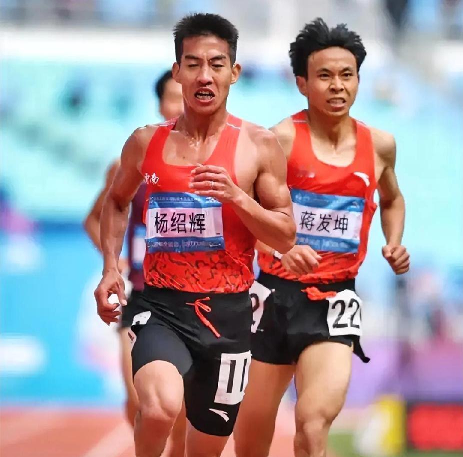 全运会男子一万米赛场传来意外消息：原本摘得桂冠的蒋发坤，因队友杨绍辉在比赛中存在