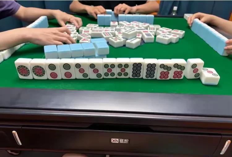 打麻将，手气为王！手顺的人，缺啥来啥，把把躺赢；手背的人，怎么打都难翻身。