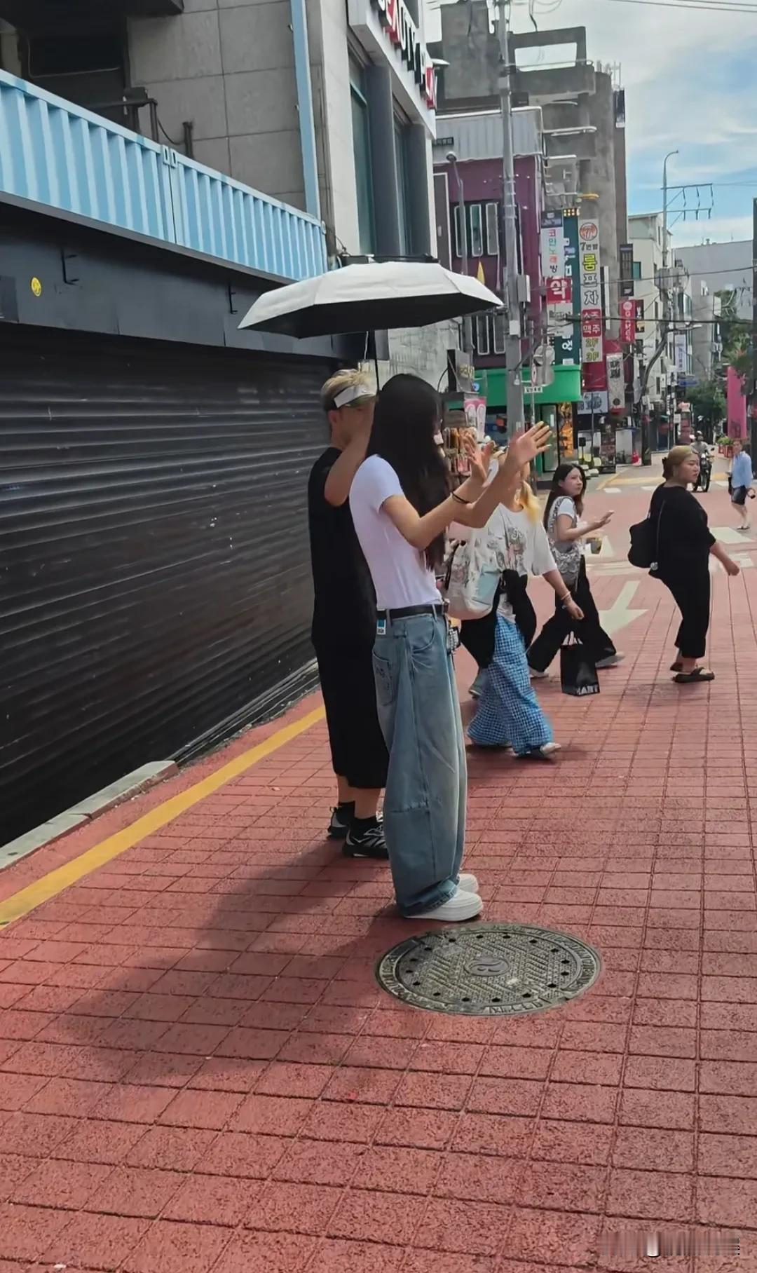 女明星和她的“潦草”老公沈梦辰和杜海涛在韩国现身，沈梦辰长发披肩，戴着眼镜，穿