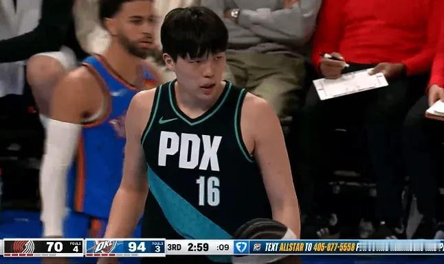 杨瀚森的队友真的太离谱了！连续三四个失误，也不会把球传出来，点名一个夏普一个