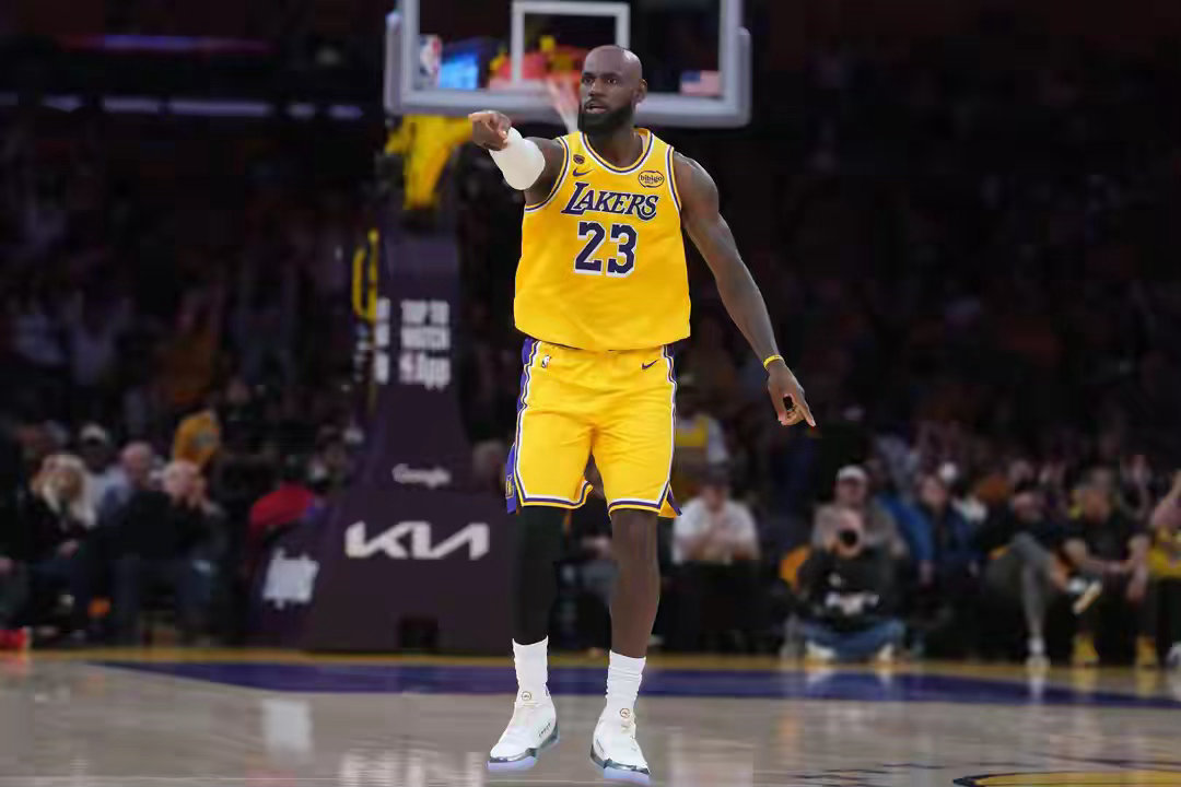 斯玛特谈詹姆斯绝平三分：这就是为什么他是史上最伟大的球员之一NBA体育明星4月