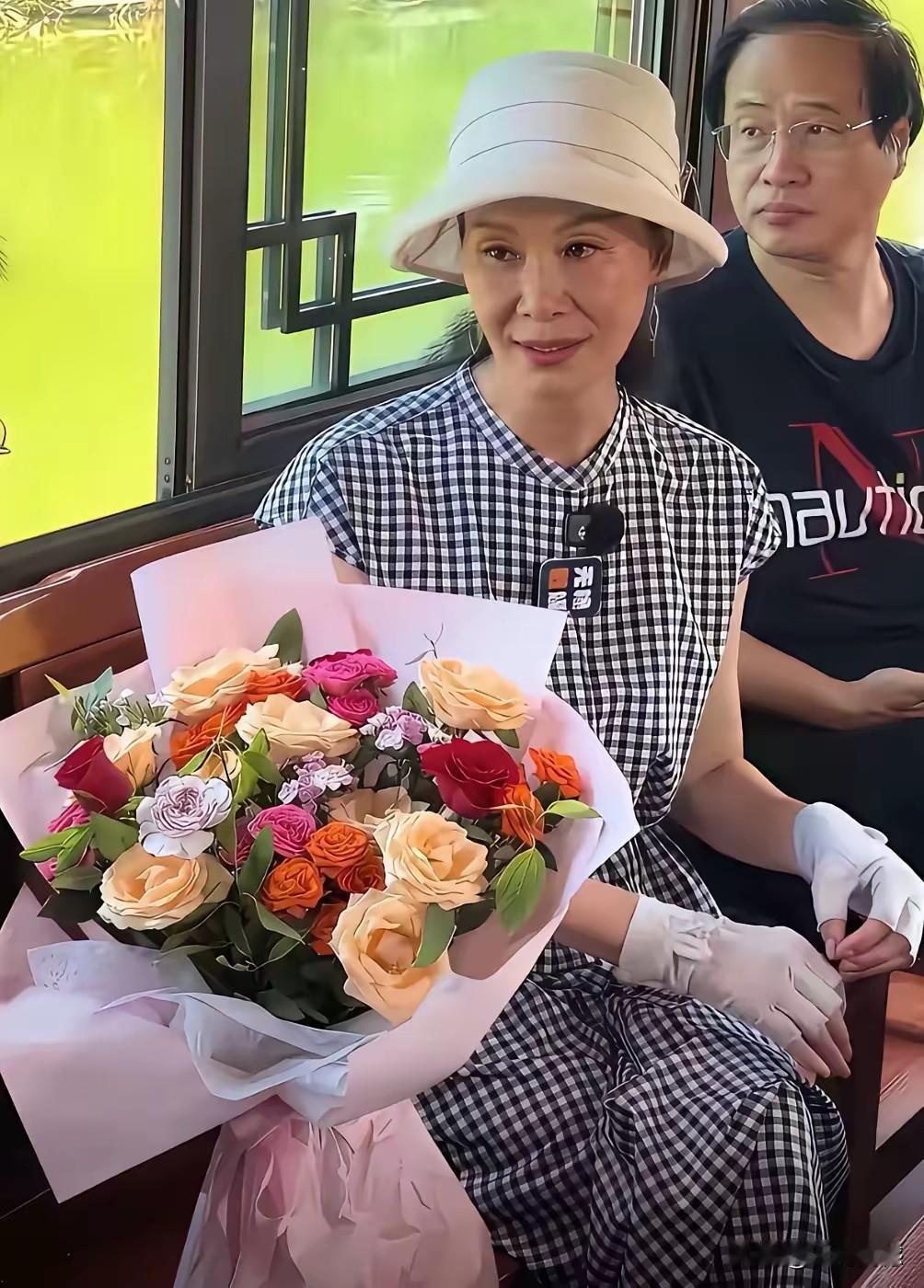 于文华老师虽然老了，但是穿着打扮看起来还是非常精致的，气质也是非常优雅的，坐在他