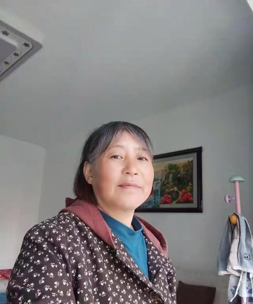 妈妈身患绝症，儿子儿媳到处旅游，妈妈去世，去办房产过户时傻眼了。妈妈60多岁，