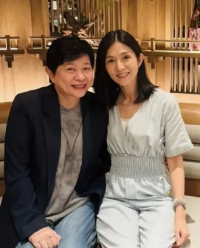 退圈多年的杨采妮到香港和朋友聚餐，身材瘦了好多，脸部皱纹显老态！