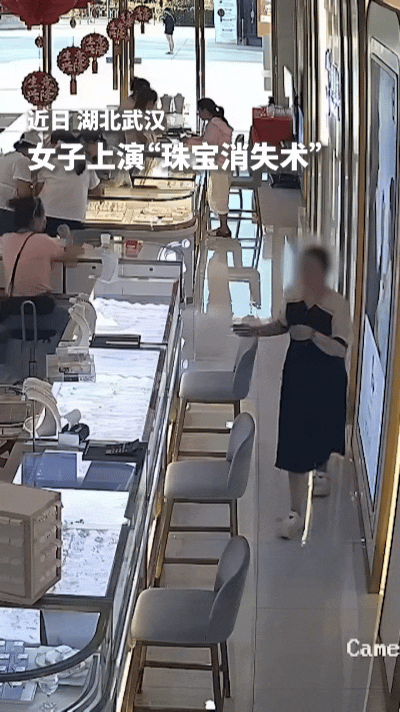 "丢脸丢到人民日报了！"湖北武汉黄陂一家商场金店里，一名女子逛首饰柜台时，趁着