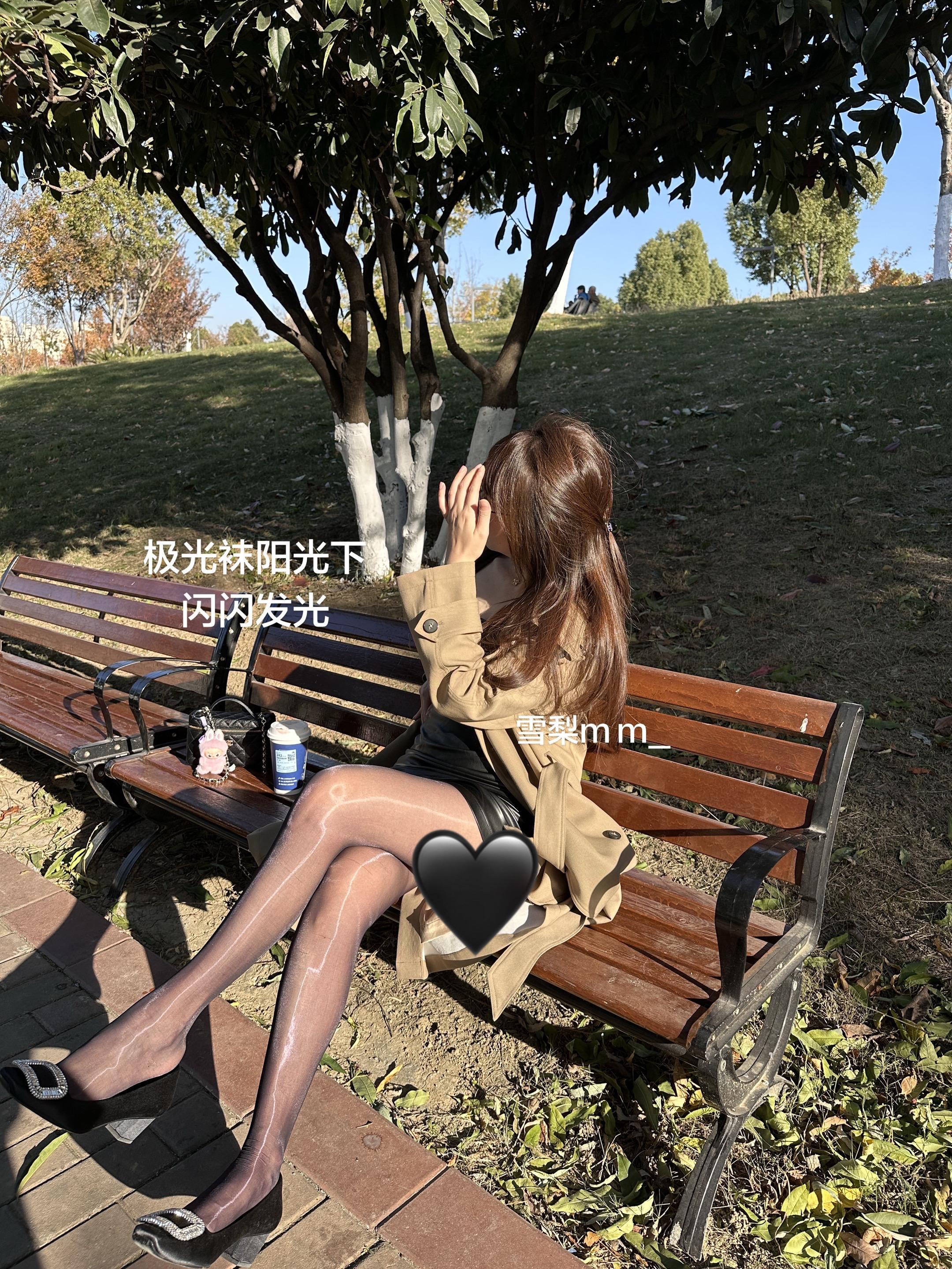 周末公园人真的多，同学给我拍的不错吧。