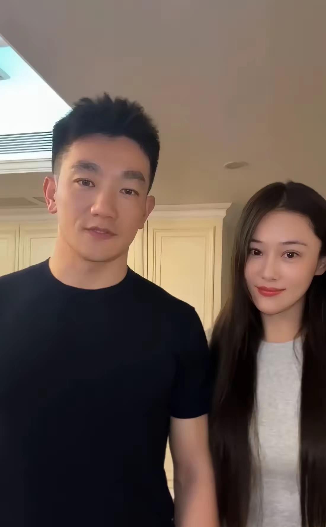 张馨予陪老公参加战友婚礼，看他的眼神柔得像水，藏都藏不住。何捷是武警特战出身，立过二等功，如今转业到