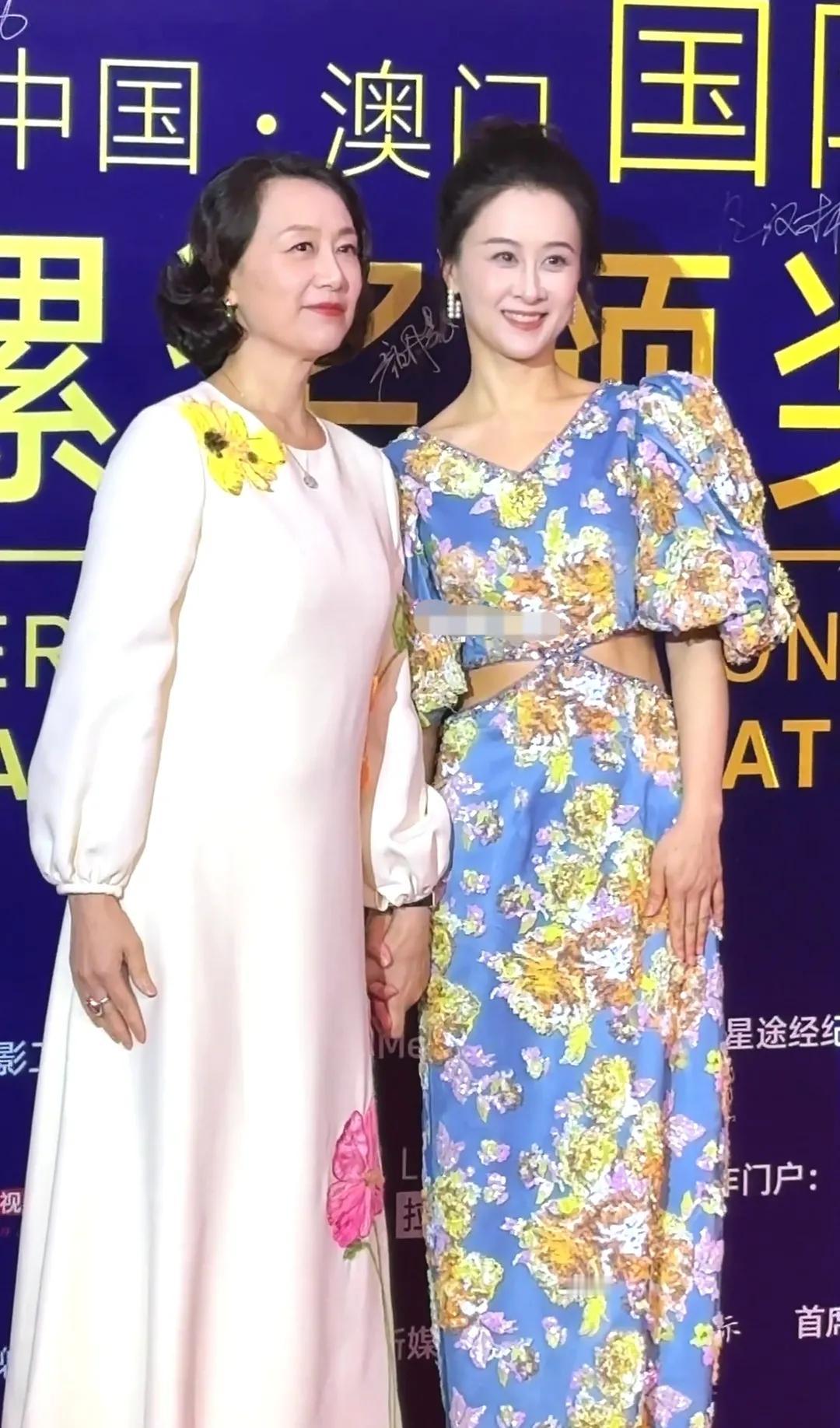 张晶晶太惊艳了，气质不输身旁的的吴玉芳。吴玉芳大家都了解，她端庄，大气，优雅