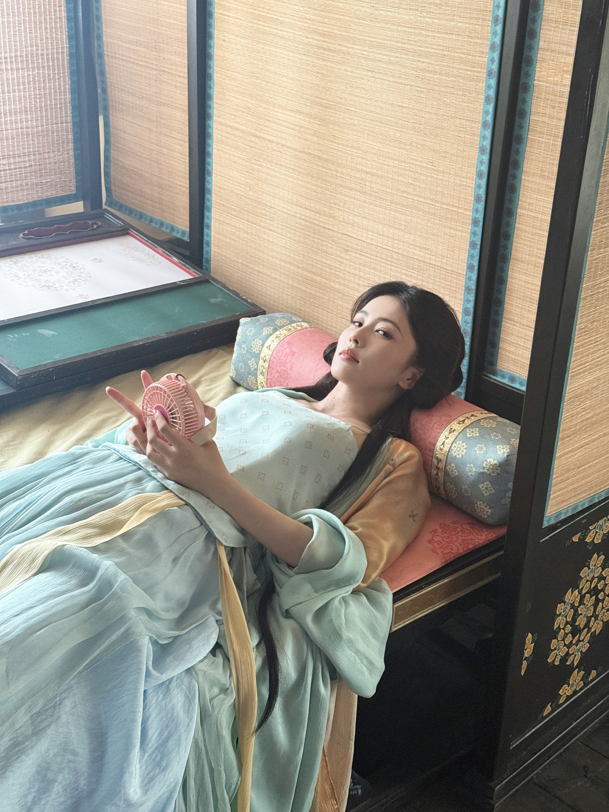 莫离里叶璃在定王府日常是，帮嫂嫂，帮侄子，种花跑步，被王爷凶。给瘸子医腿，推瘸子