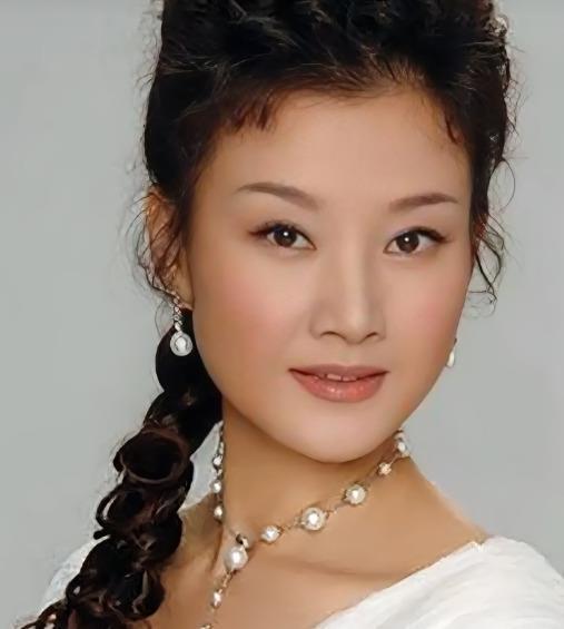 宋祖英才是真正聪明的女人，她跟罗浩结婚13年没有生育，外界误以为二人