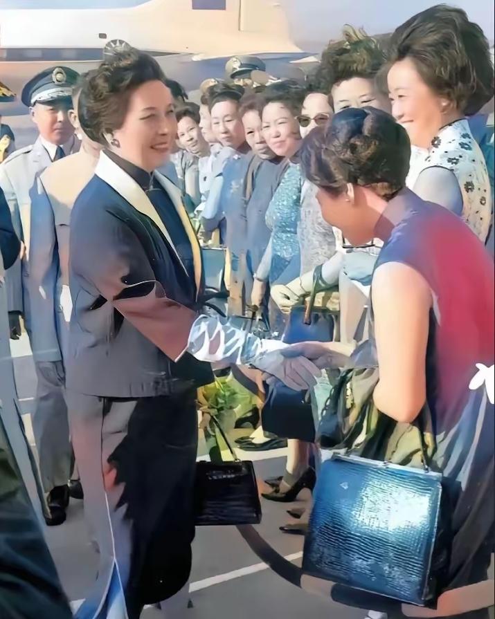 照片里的宋美龄已经69岁了，年近七旬的人，身材依旧保持得很好，不得不感慨她的保养
